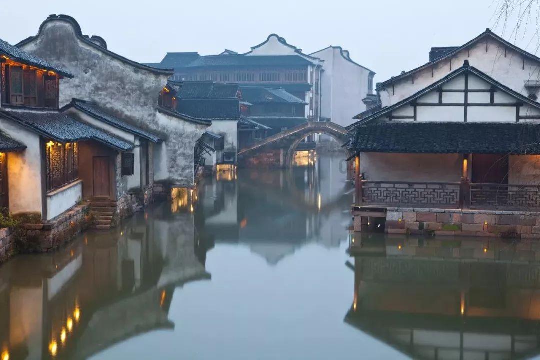 多辆车辆被困山岭路段数小时，直到他们冒雪营救